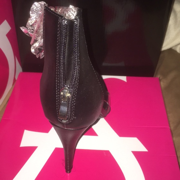 Ashley Stewart Heels Size 10W Color: Black - Picture 4 of 4